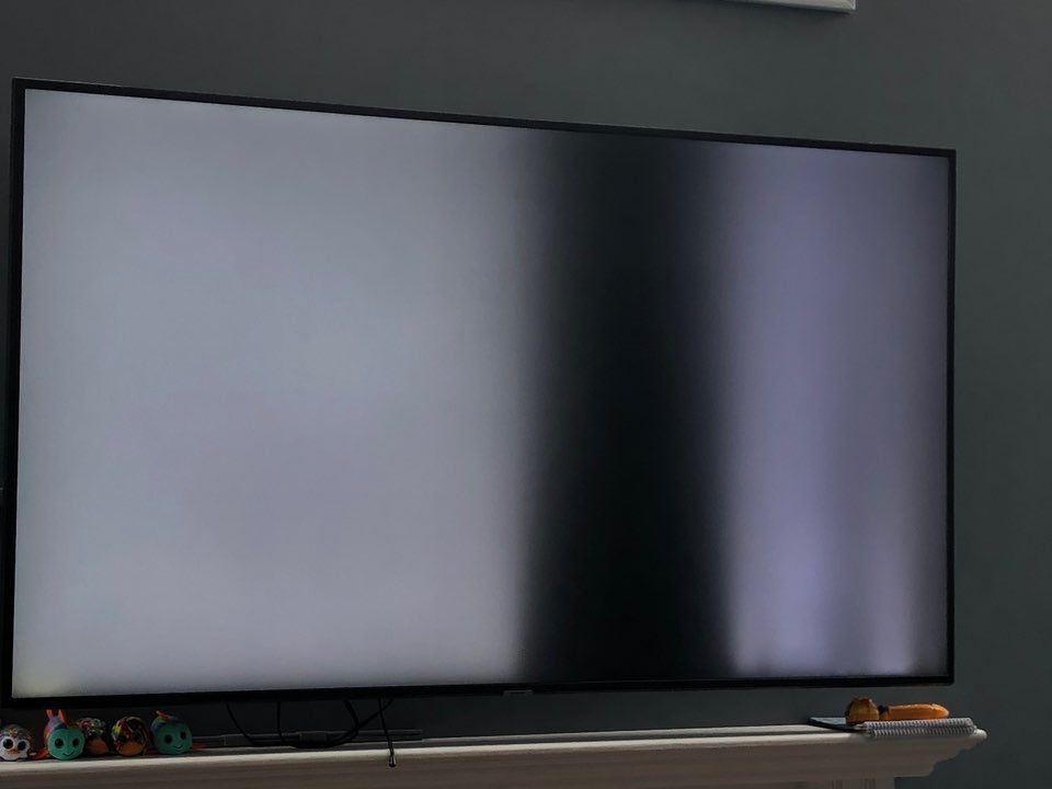 My TV screen has black vertical line - Samsung Members
