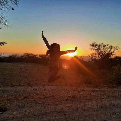 pum para arriba (jumping) con el atardecer.jpg