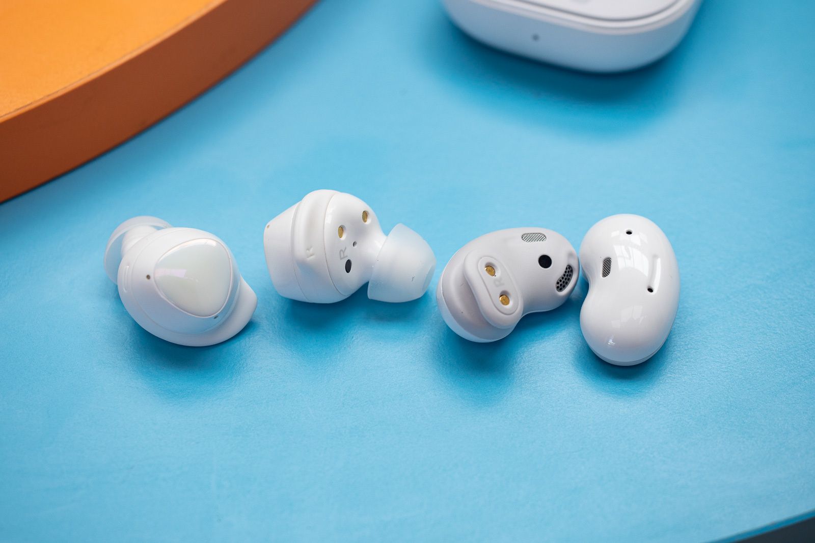 Samsung galaxy buds online plus vs airpods pro