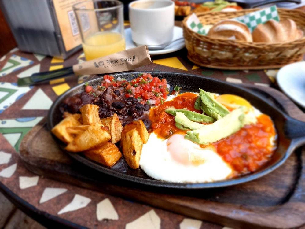 cazuela de desayuno con panecillos de media luna