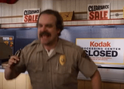 Crédito: Reprodução Tenor Chief Hopper GIF - Chief Hopper Chief Hopper - Discover & Share GIFs (tenor.com)