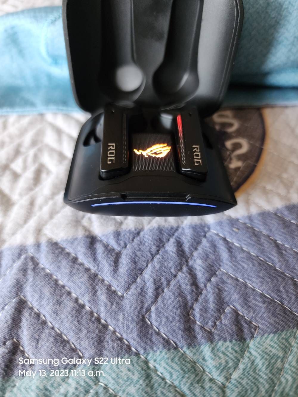 Samsung S22 ultra takes a photo of ROG earphones Samsung Members