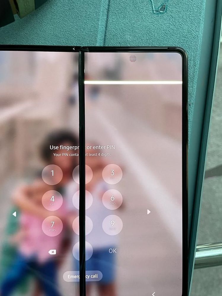 Vertical black line down middle of double screen? Samsung Members