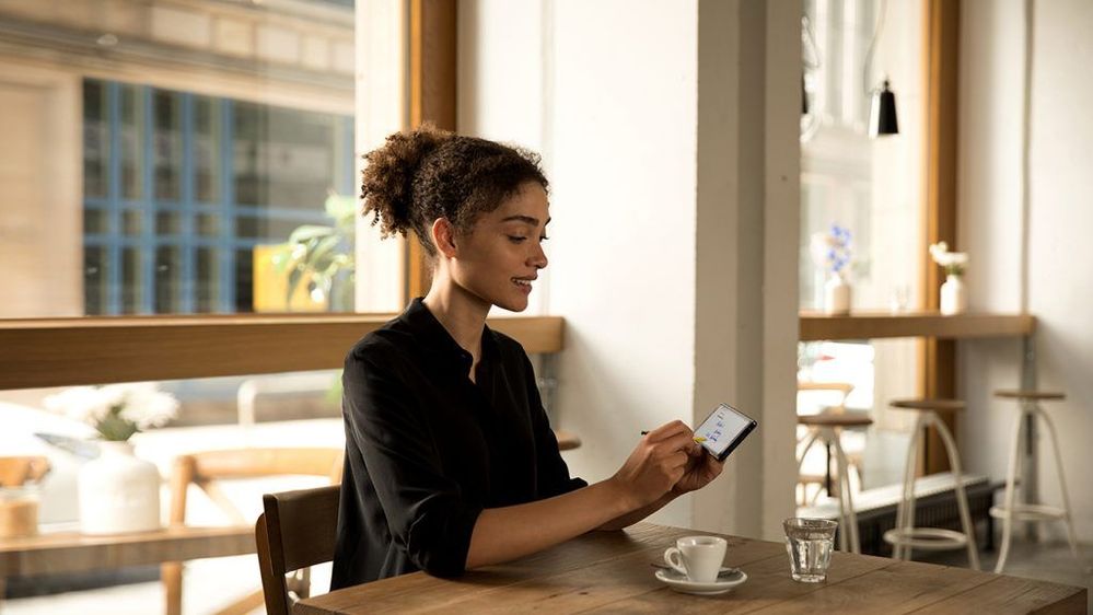 Samsung-Galaxy-Note-9-woman-in-cafe-lifestyle-press-image-1024x576.jpg